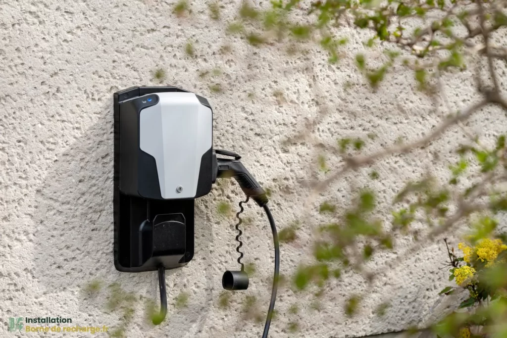 Une borne de recharge, wallbox chez un particulier.