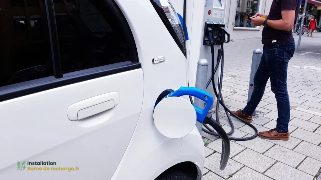 Des bornes de recharge publiques alignées sur un parking.