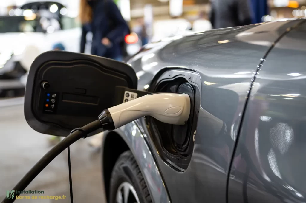 Une voiture électrique branchée à une borne de recharge.