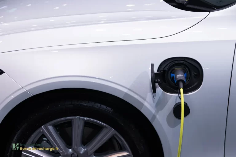 Une voiture électrique avec son câble de recharge connecté.