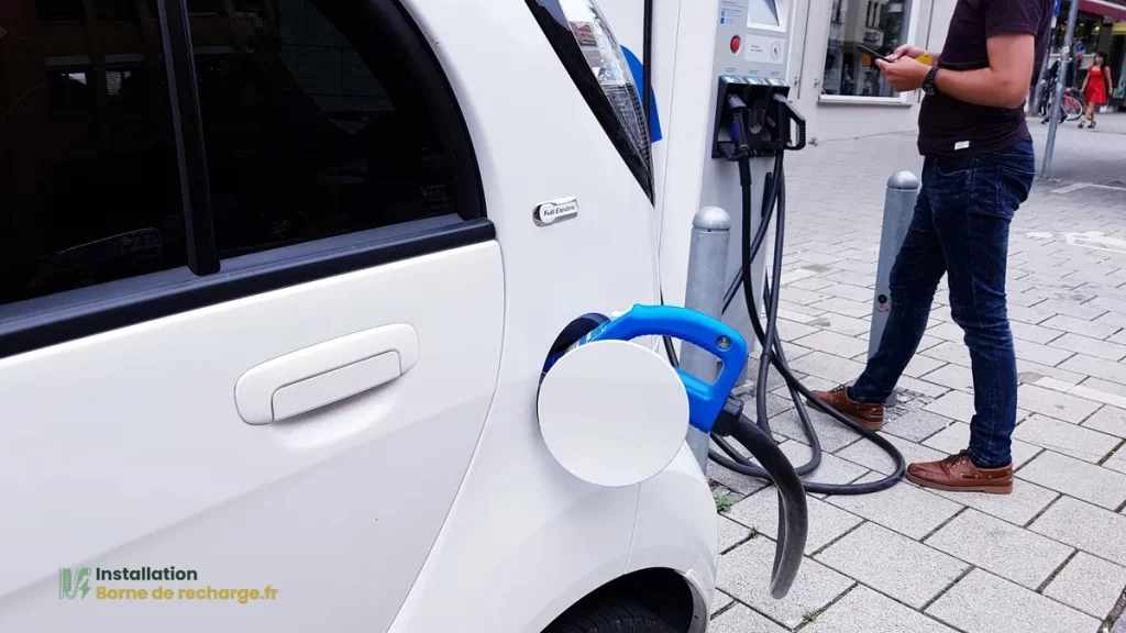 Un utilisateur de voiture électrique recharge sa batterie.