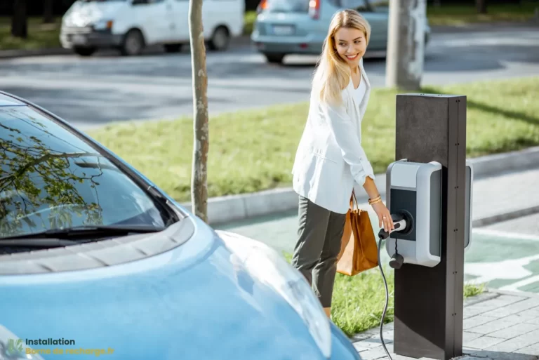 Une femme recharge une voiture électrique.